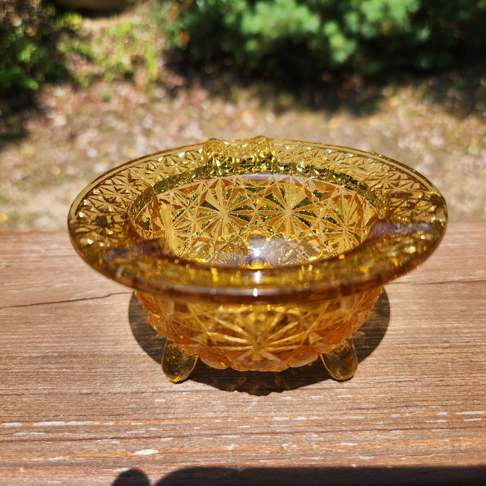 LE Smith Three Footed Amber Ashtray / Trinket Dish Daisy & Button Pattern